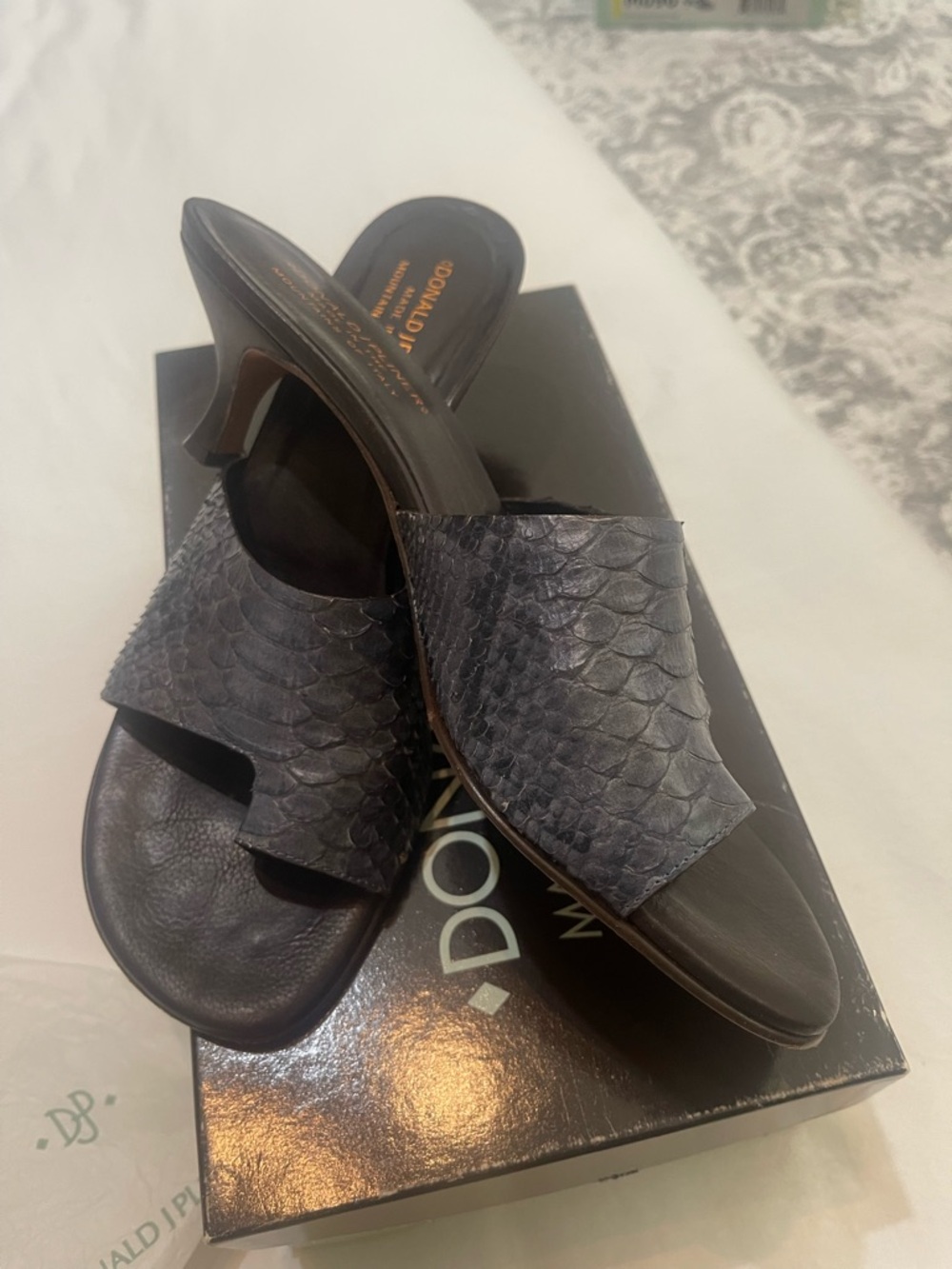 Donald j pliner valerie blue reptile look leather italy kitten heel sandals 9 m